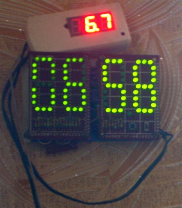 Внеший вид. Сверху - уличный термометр.