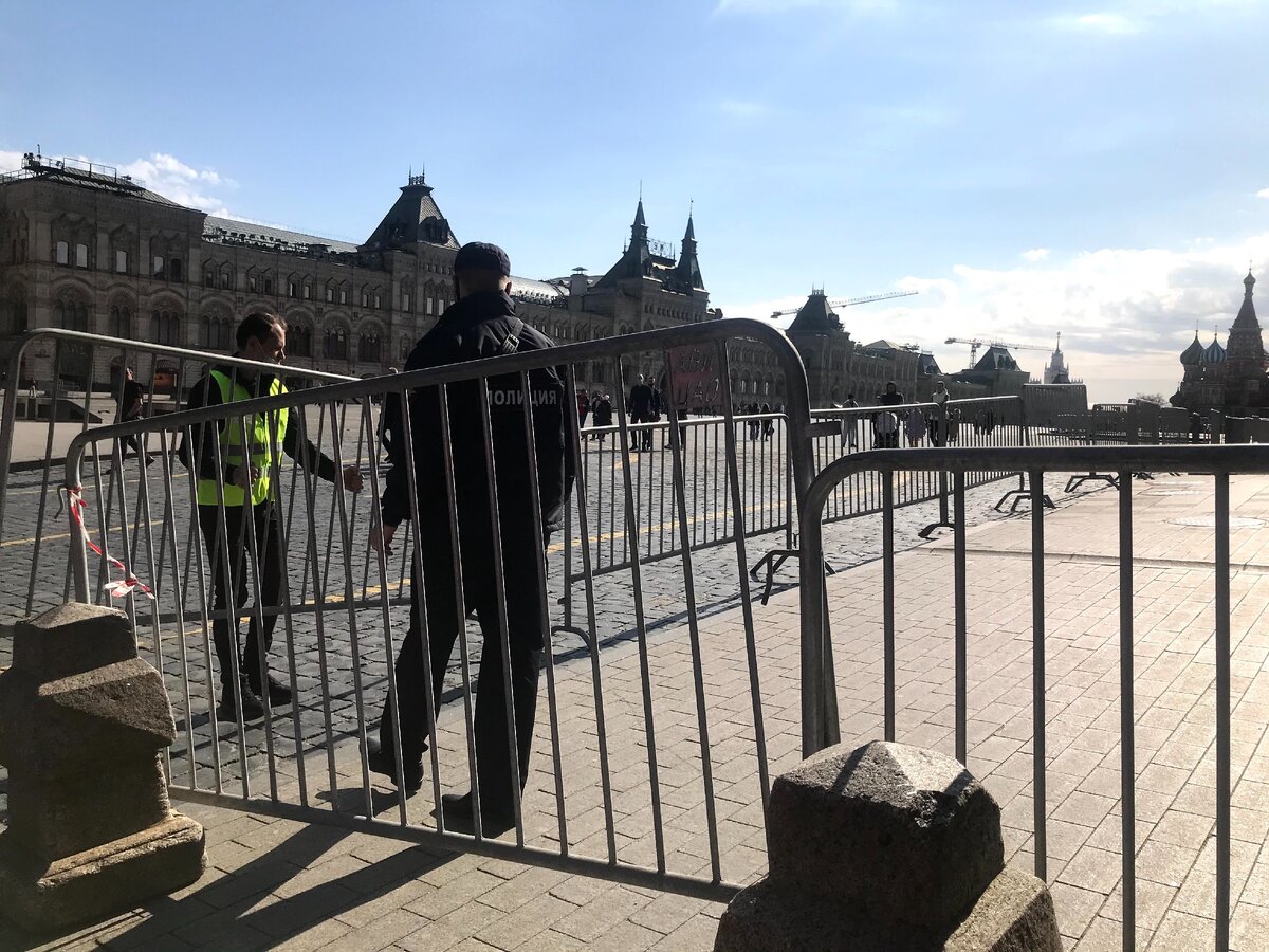 Полицейские формируют ограждение для входа в Мавзолей. Фото автора