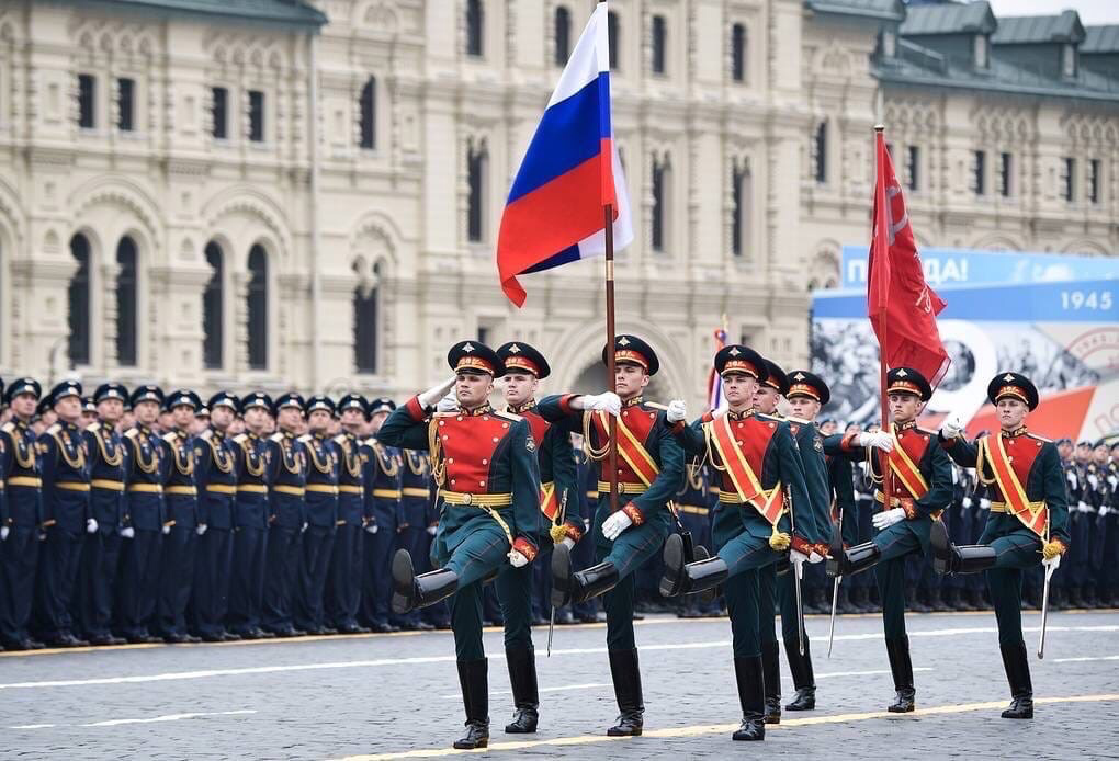 Знамённая группа выносит государственный флаг и Знамя Победы