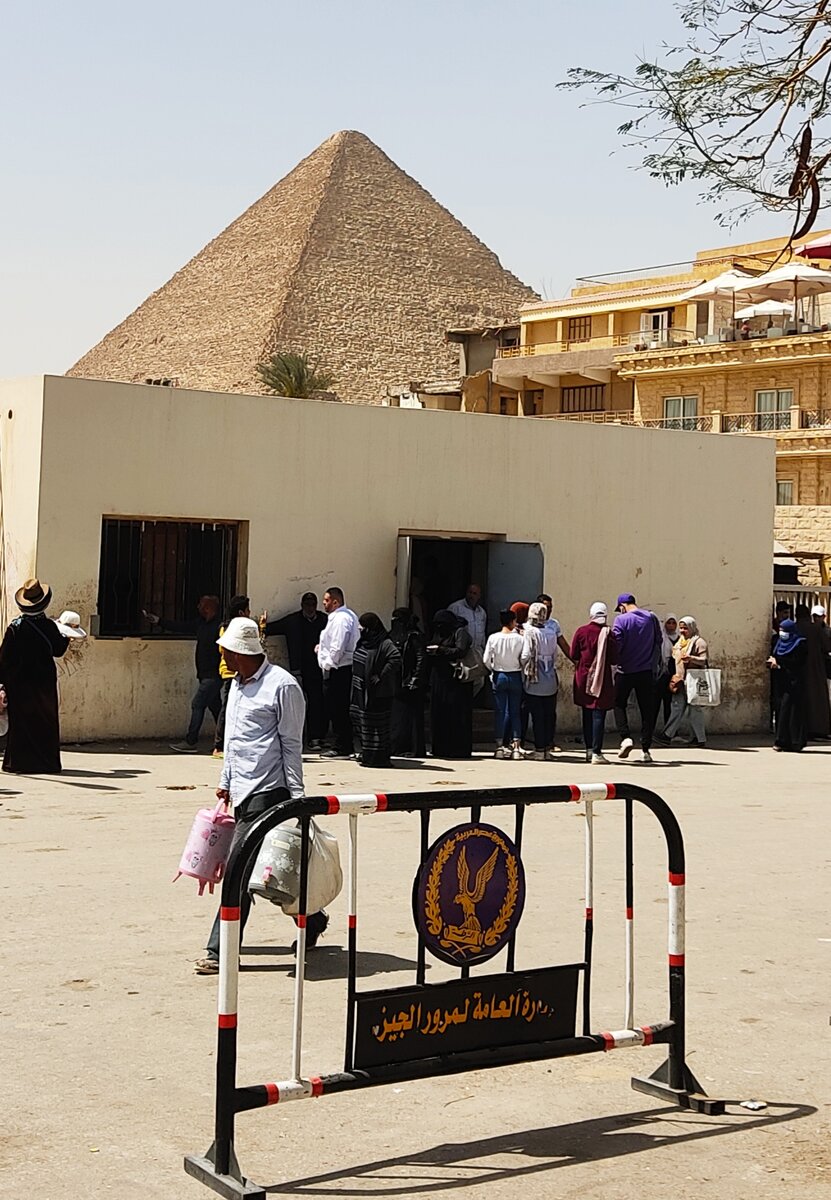 Город облепил пирамиды со всех сторон