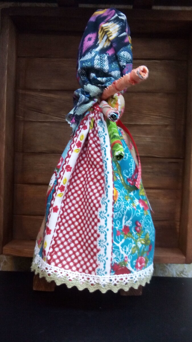 Филипповка, на голове у куколки платок, закрывающий заплетенную косу