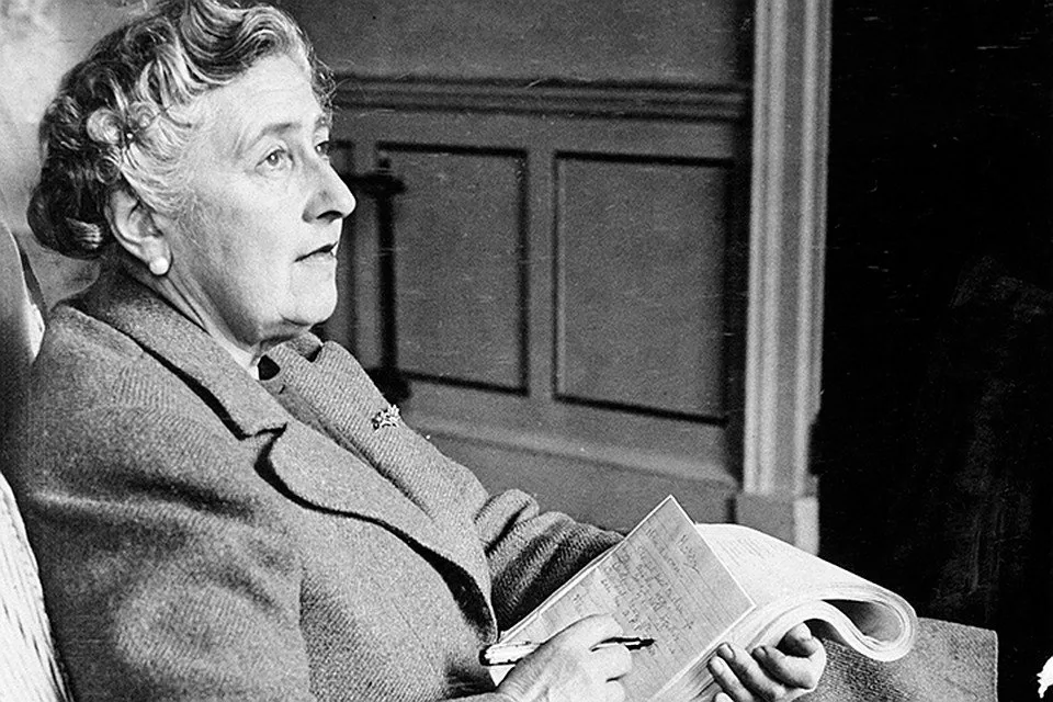 Одна из раритетных фото, где она пишет произведение "Причуда мертвеца"