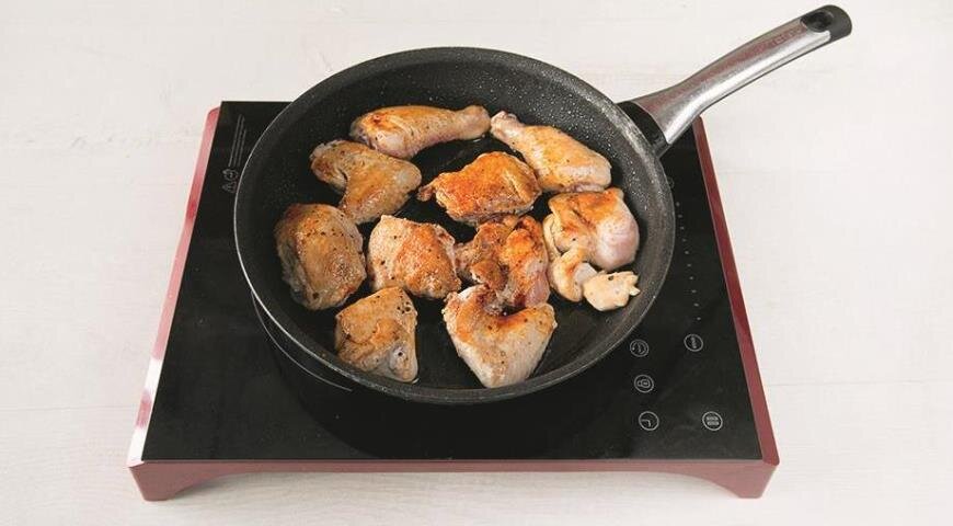 Курица со сметаной на сковороде