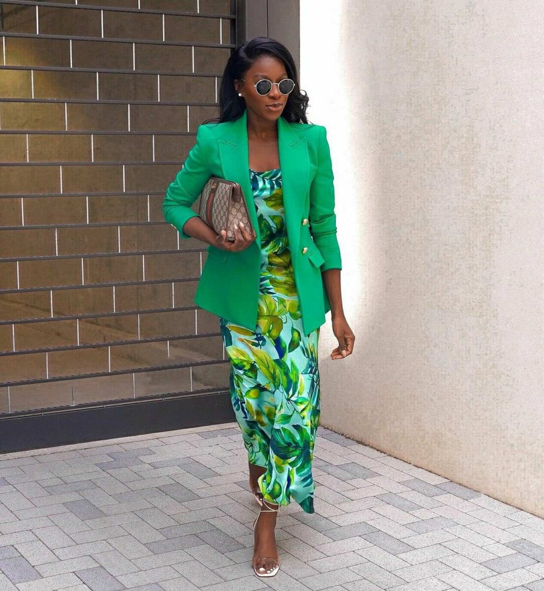 С чем носить зеленые брюки — актуальные образы