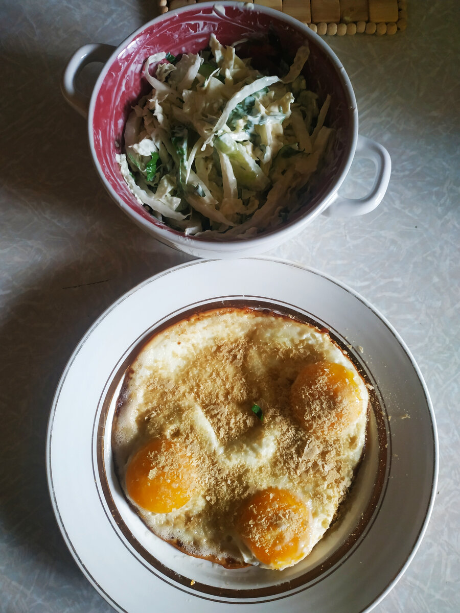 Быстрый ужин. Яичница с пищевыми дрожжами и овощной салат с майонезом