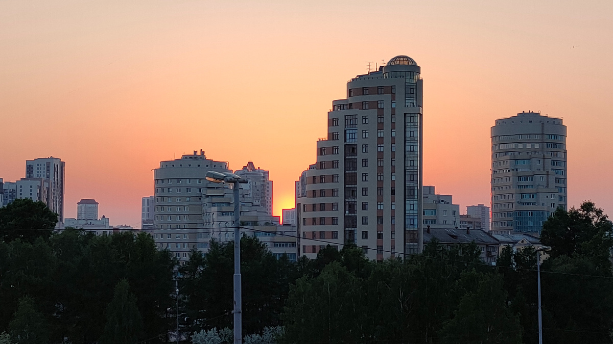 Пример фото заката с трехкратным оптическим зумом. У меня выглядит превосходно, надеюсь Дзен не запорит качество.