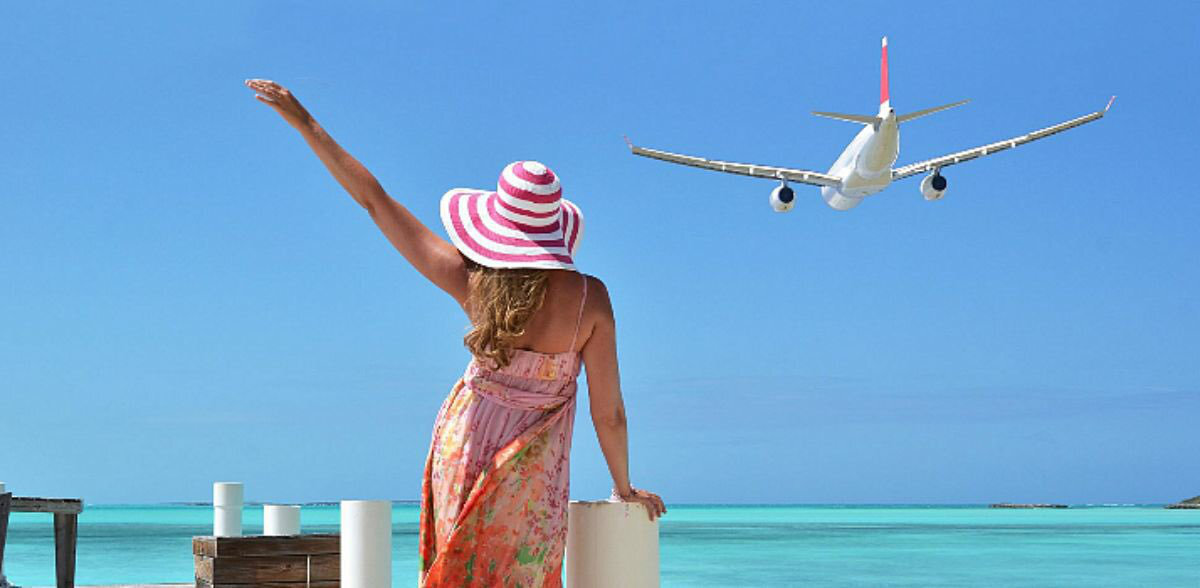 Лететь ли в турцию на отдых. Лето море самолет. Улетаю в отпуск. Самолет лето пляж. Море самолет девушка.