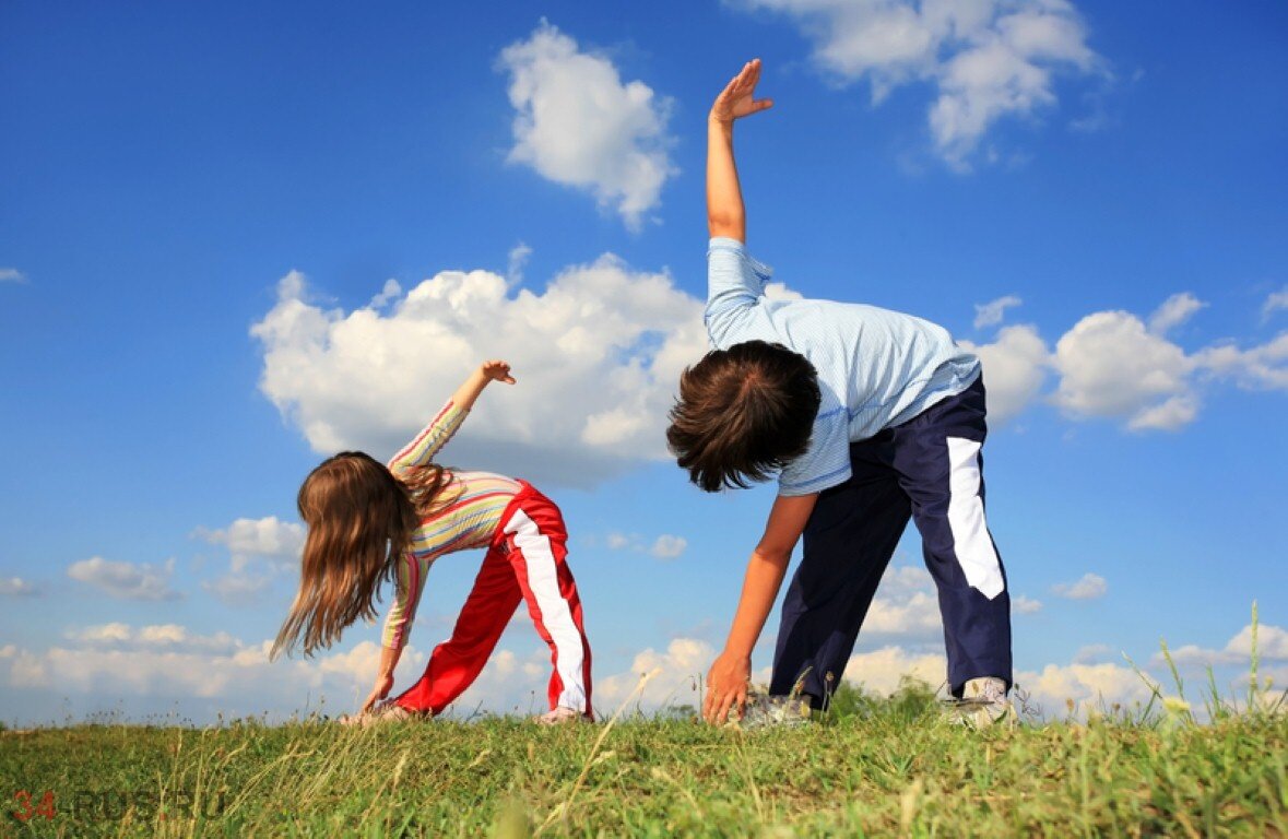 Занятие физкультурой и спортом. Здоровый образ жизни для детей. Утренняя зарядка. Занимайся физкультурой и спортом. Развитый заботиться