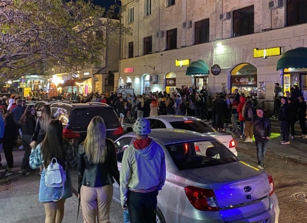 Вечерняя жизнь на севастопольской стометровке. Фото со страницы группы vk.com/ohsev