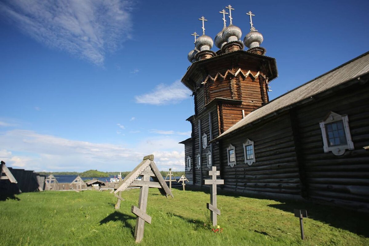 На могилах кладбища возле церкви Преображения Господня крестам более 100 лет.