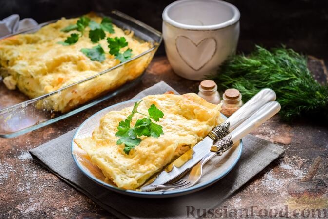 куриное филе, капуста брокколи, листы для лазаньи, сыр твёрдый, молоко, масло сливочное, мука, яйца, чеснок, орех мускатный молотый, соль, перец чёрный молотый