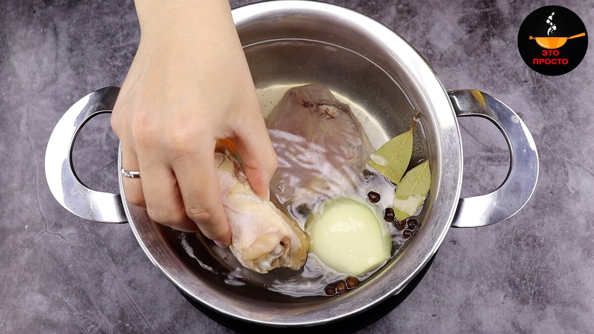Сварить куриный суп в кастрюле. Ножки в кастрюльке кипят. Для снятия пены с бульона.