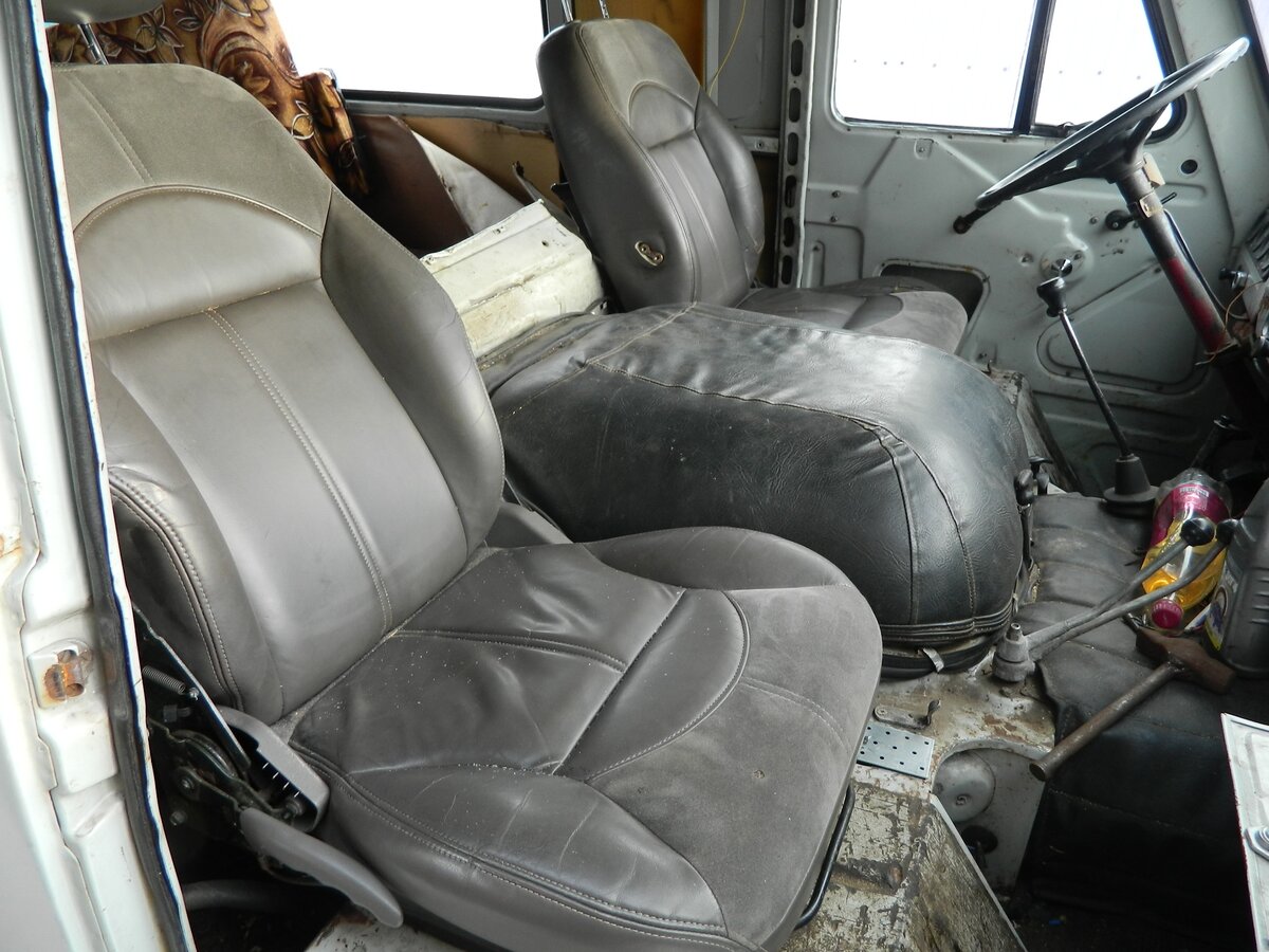 Так выглядит машина о которой пишу, выпуск 2003 года приобретена в 2019 году, восстановлена и эксплуатируется, постепенно доводится до ума. На фотографии примерка сидений от крайслера, подошли лучше родных. Сидишь за рулем как в кресле перед телевизором.