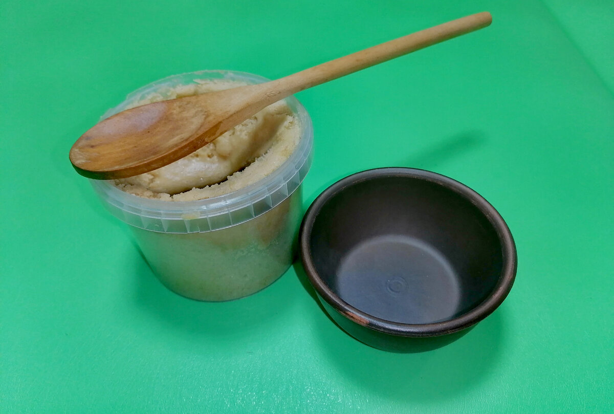 Инвентарь для медового массажа: мед, деревянная ложка, кушетка, пиала для масла