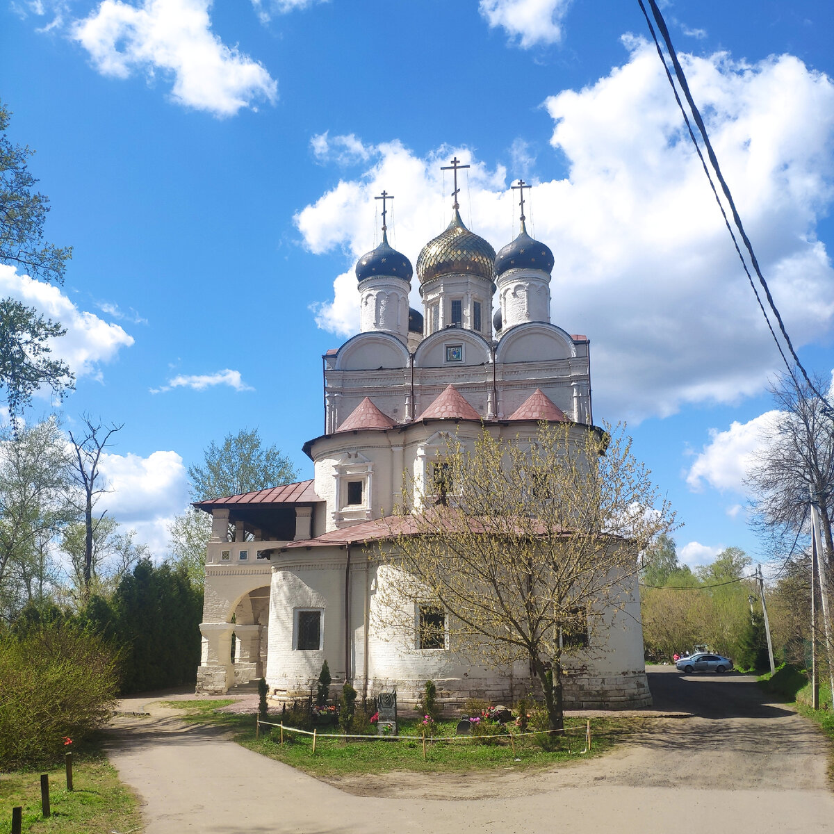 При подходе к обители, путники видят в первую очередь алтарную часть  Соборной церкви во имя Живоначальной Троицы. Фото авторов