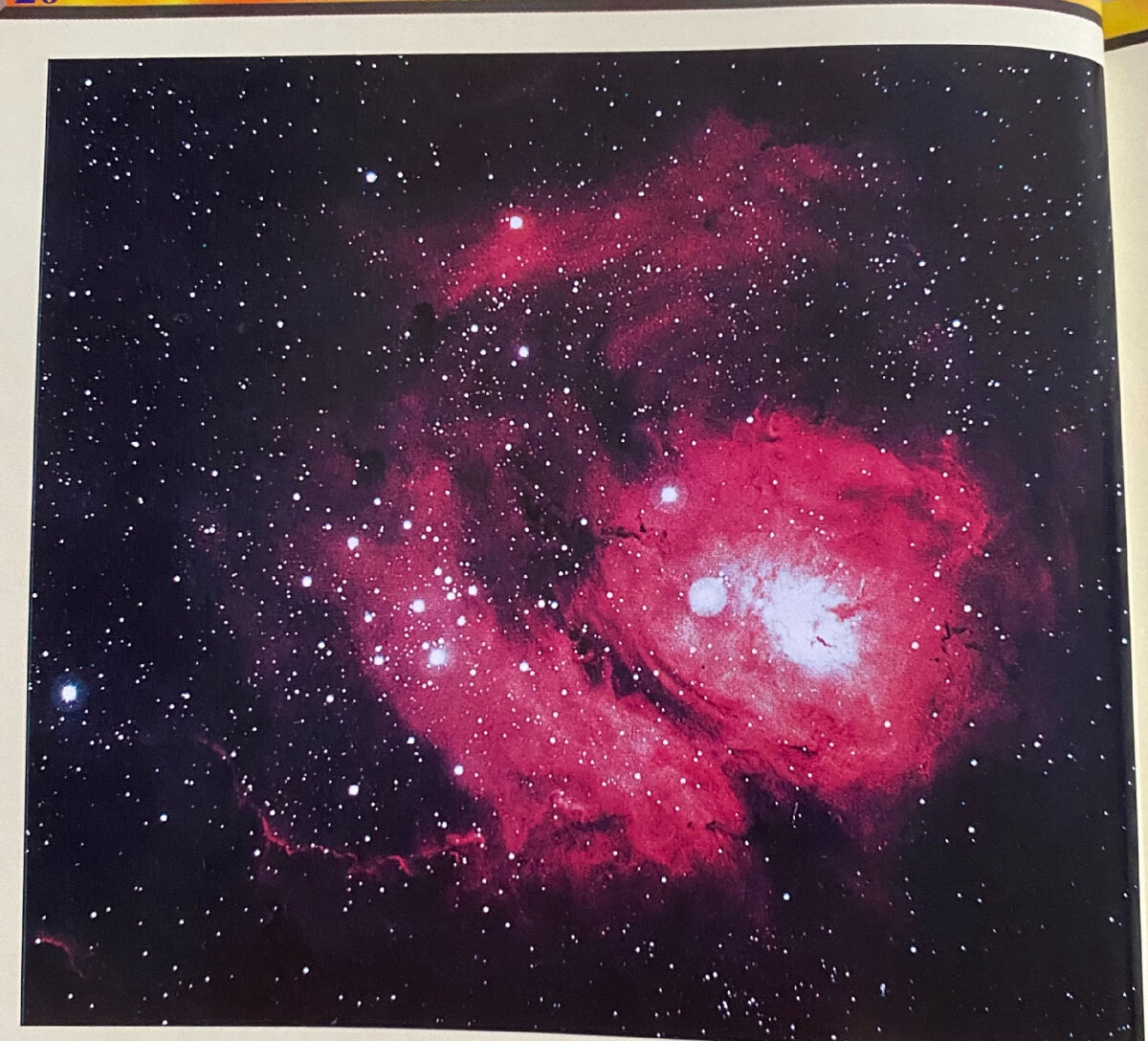 Рис 2  Галактическая Туманность Лагуна - это облако газа и пыли диаметром около 60 световых лет. Эта туманность постоянно находится в возбужденном состоянии под воздействием ультрафиолетового излучения раскаленных звезд, недавно сформировавшихся в её недрах