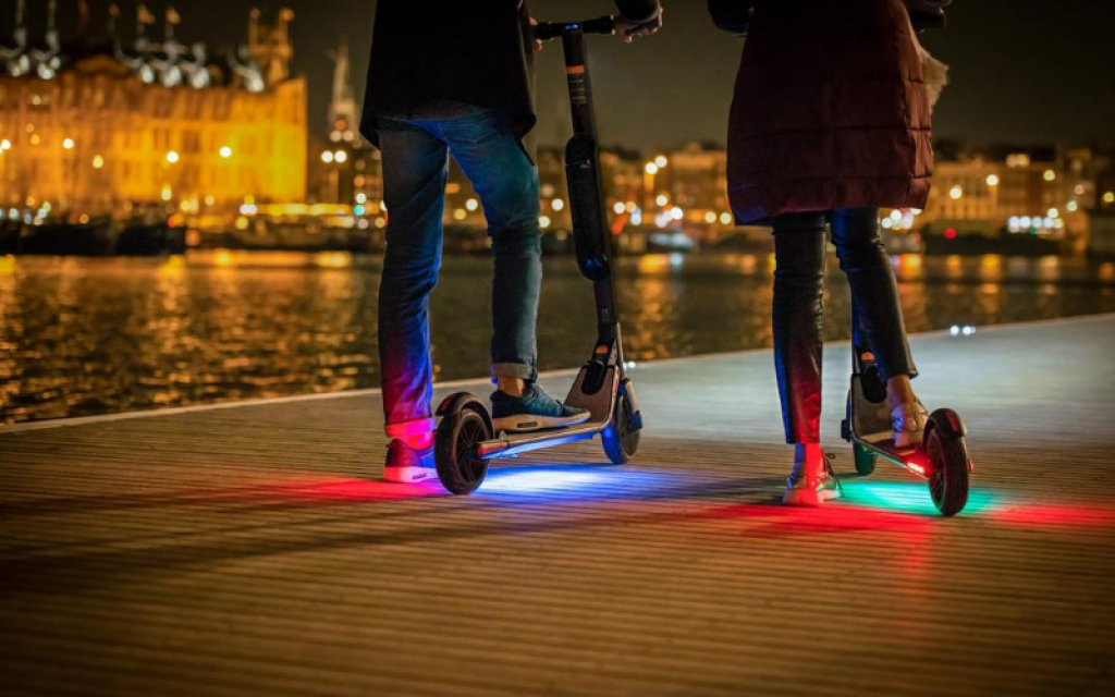 На электросамокате по дороге можно ли. Электросамокат Ninebot KICKSCOOTER es1l. Электросамокат Ninebot KICKSCOOTER es2 подсветка. Электросамокат Xiaomi Ninebot es1l. Segway Ninebot es2+.