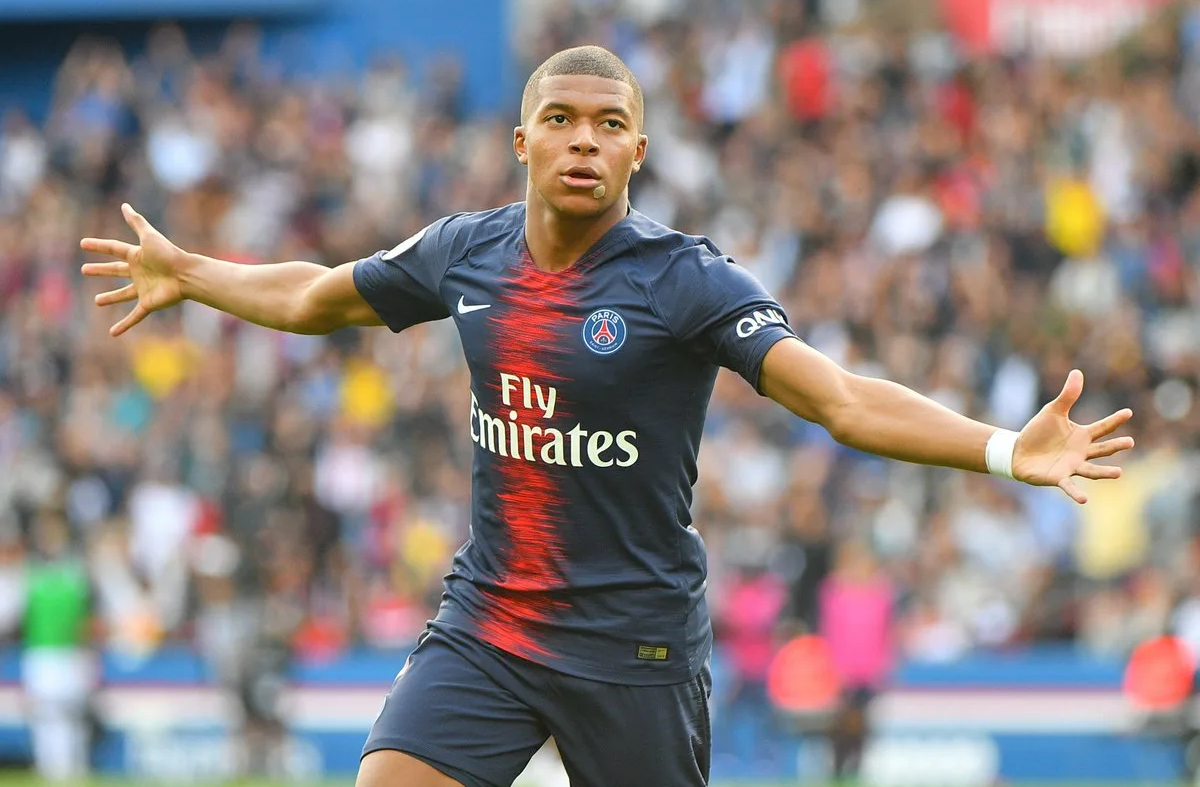 Диавуси футболист. Mbappe футболист. Килиан Мбаппе. Киллиан Мбаппе футболист. Килиан Мбаппе с мячом.