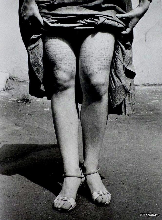 ШПОРЫ!!!! ААА))  Я помню, что вот конкретно такие- у нас в классе чаще делали отличницы, боялись "ошибиться" и получить не ту отметку))) Остальные ребята- делали бумажные и прятали)) Еще была "фишка", когда писАли  на парте: просто, столы были старые и "изрисованные" предыдущими "поколениями", таких же как мы, жаждущих получить образование.. И если постараться, свое сообщение можно было "спрятать" между их: "Саша+Маша =любовь", "Петя-дурак", кучей картинок, карикатур и т.п. Это было настоящее "искусство", мне, к сожалению,- неподвластное..
Я совершенно не умела списывать со шпаргалок, ну совсем!))) Либо я знаю предмет, либо- нет)) Язык тогда еще- не был "подвешен"  и с импровизацией- не была знакома))) И еще я жутко краснела, когда учительница проходила по рядам.. И мне казалось, что она все видит и знает...
Единственный раз, когда я сделала шпоргалку, было в 11 классе на физике. Ну не могла я ее осилить! Стихи почитать-да! Спеть-станцевать: хоть сейчас! Сценарий написать, программу на школьном радио провести- пожалуйста! Рассказать что-то по-английски: да ради Бога! А  вот эти формулы.... 
У нас была очень хорошая педагог-физик Котряхова Евгения Анатольевна, из Вятского Государственного Педуниверситета и на занятия (т.к. она не успевала) -мы ходили  к ней туда. Причем, дорога от нашей 20-й школы до университета шла через Центральный рынок, чему мы были несказанно рады, так как можно было "заплутаться" среди киосков и опоздать, сказав, что в школе- задержали. 
И вот однажды, в день контрольной, мы все так и сделали- "заплутали", вернее, это называлось - "нас задержали в школе". А по физике была какая-то трудная тема и мы надеялись на "перенос" работы... Хотя шпаргалки (на всякий случай)- были готовы у всех девчонок, да и  пацаны обещали помочь: уж что-то, а физику они решали сами- физика была их "профилем"..
   И вот мы заходим, садимся за парты и.... "Бац и вторая смена"- контрольная не переносится, несмотря на то, что полпары - "пролетели" без нас...Переглянулись.. Ну ладно... "Спокойствие, только спокойствие"- как в известном мультике...Получили задание... Стали писАть.. И я даже что-то знаю...Счастлива...Но...
Я вдруг понимаю, что не убрала шпаргалку из прозрачного пенала, он лежит на парте и  Евгения Анатолевна медленно идет по ряду в мою сторону...Она просто идет...Просто...Идет...Не конкретно ко мне...Но останавливается рядом, а потом разворачивается и смотрит на мою парту...Мхатовская пауза...Я смотрю на нее, она- на меня...По-дурацки улыбаюсь и "хлопаю" ресницами...Чувствую, что красная, как помидор...Почему-то вспоминаю, что вечером гуляем вместе с дочкой Евгении Анатольевны, мы- соседи домами  и в одной компании.. "Стыдно-то как, мы же заходим друг за другом, как я буду ей в глаза смотреть?"
И смех, и грех... Евгения Анатольевна взглядом показывает, что я должна сделать...Я встаю, собираю вещи, выхожу- контрольная для меня закончена... Самое обидное- в шпоргалку я ни разу не посмотрела... Совсем...
Да, я потом все это сдала, сдала на пять, кстати))) Сдала честно, все вызубрив, чтобы "черт не подкапался". Но урок я запомнила надолго и шпоргалками больше не пользовалась))