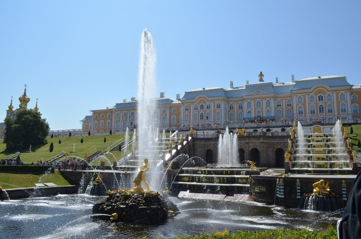 На первом плане фонтан Самсон. Июнь 2021г