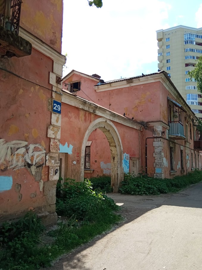 рынок видите? а он есть! прям за домом