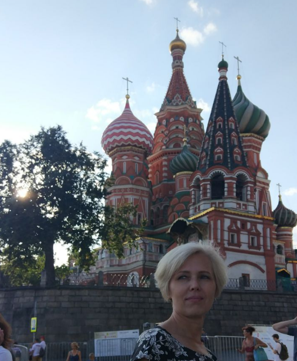 Автор статьи около Собора Василия Блаженного в Москве.