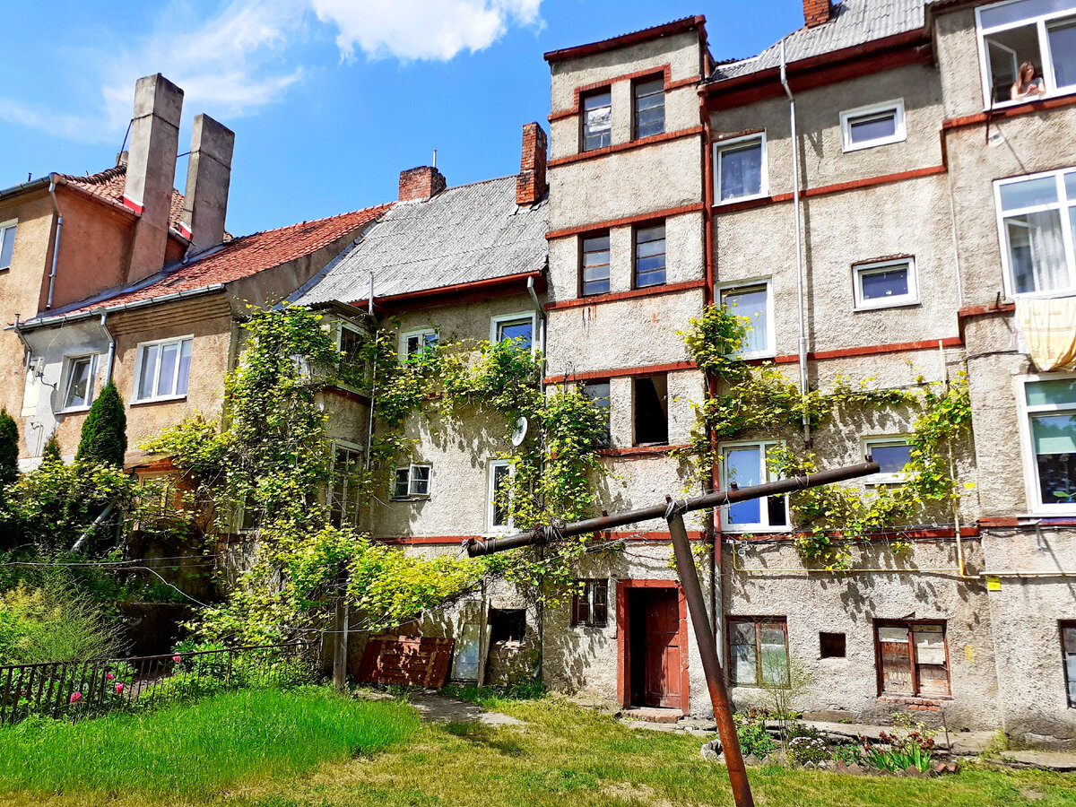 Двор жилого массива довоенной постройки на ул. А. Толстого в г. Советске Калининградской обл. Фото автора