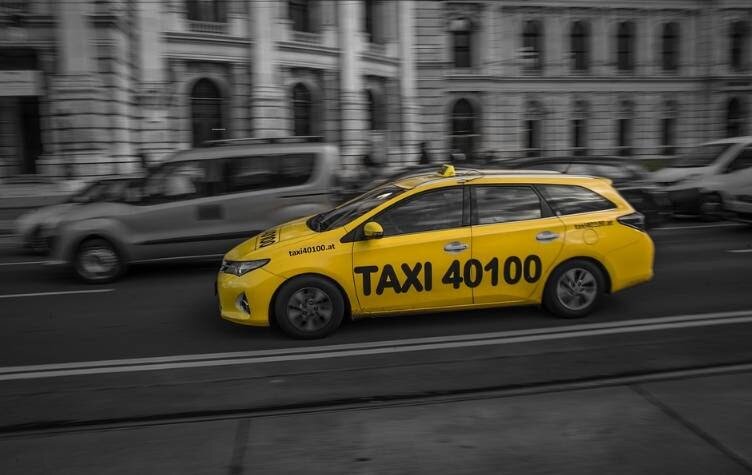 Такси в большом городе. Источник: https://pixabay.com