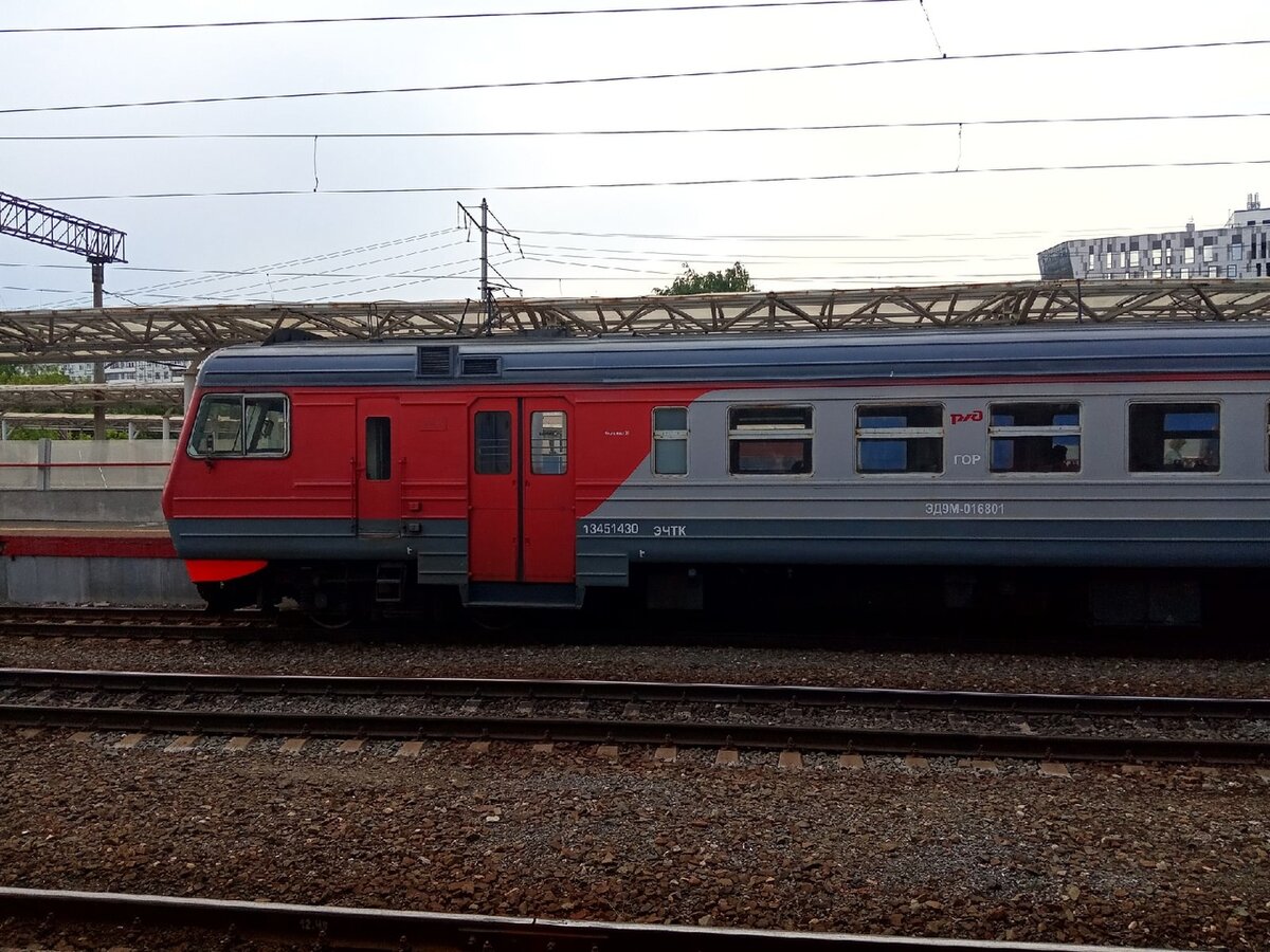 Демих у соседней платформы: внешне похож на наши, с МЖД, но в то же время отличается тем, что под постоянкой попросту не поедет. :)