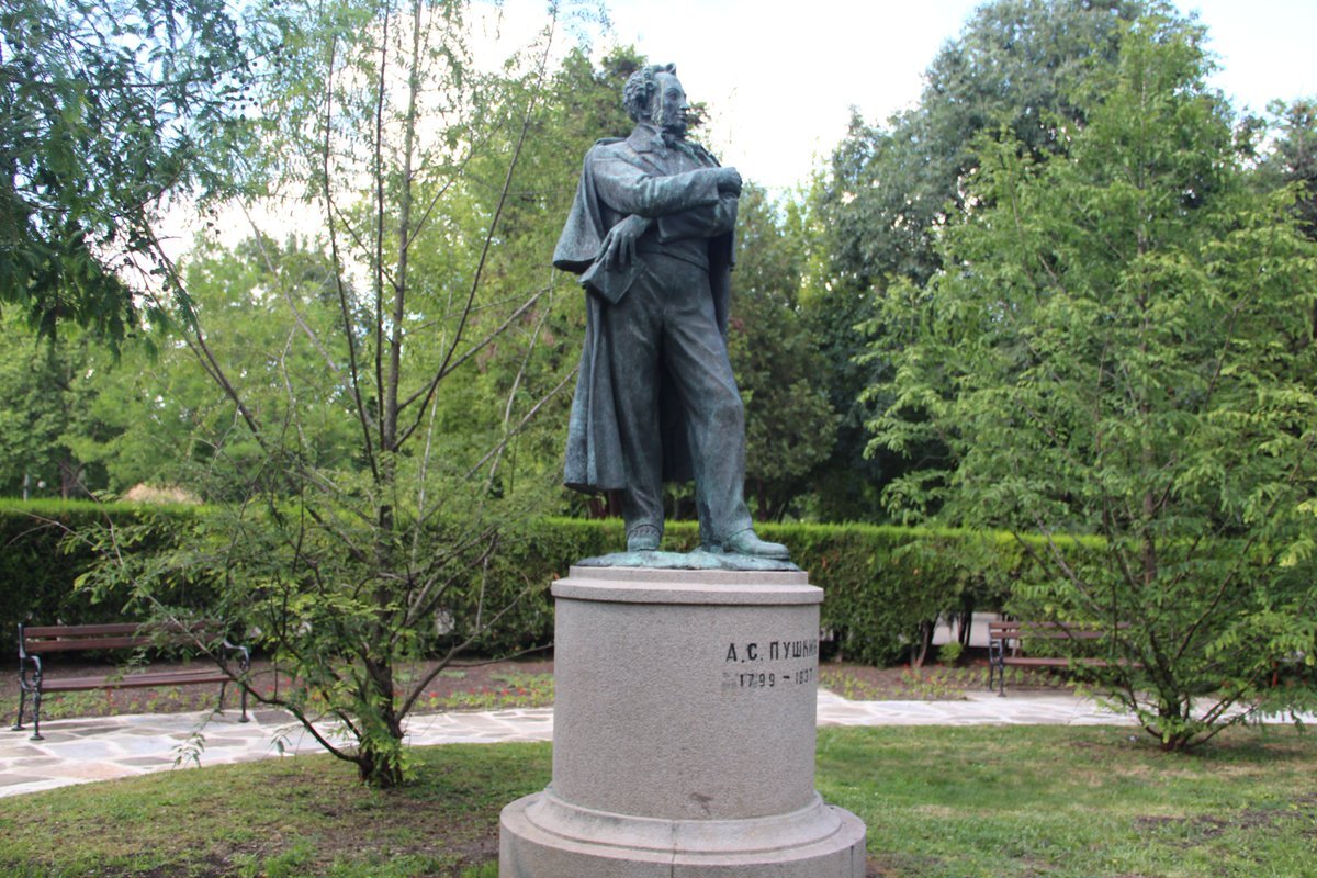 Сергеевич пушкин памятник. Болгария София памятник Пушкину. Памятник Пушкину в Софии. Памятник Александру Пушкину в Софии, Болгария (2001);. Памятник Пушкину в Болгарии Клыков.