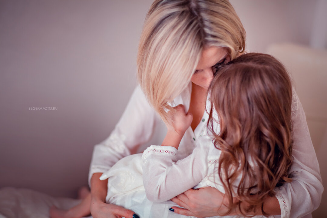 Фото мамы обнимающей своего ребенка. Блондинка с дочкой. Мама и доченька. Мамина нежность. Объятия мамы и Дочки.