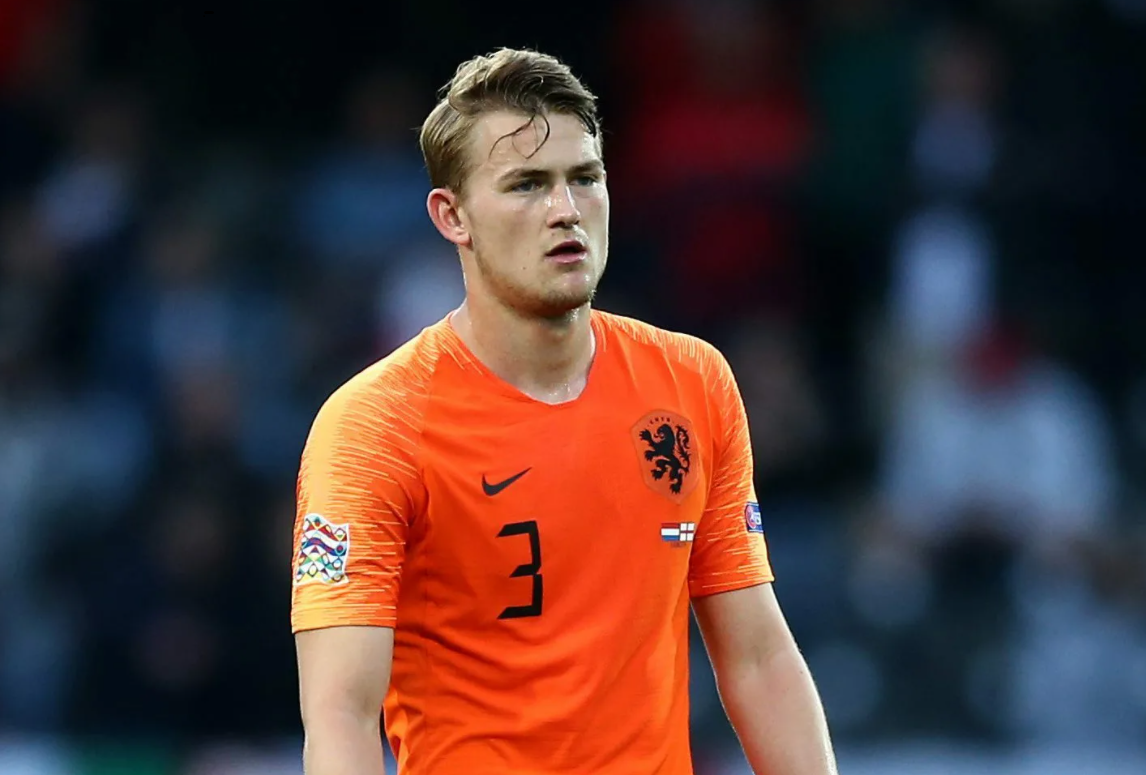 Де Лигта удаляют с поля за игру рукой