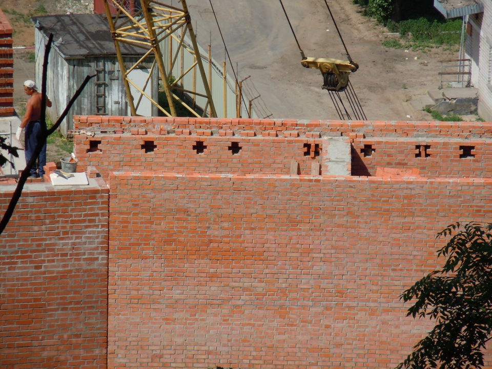 28 апреля 2012 г. Снова к Зачатской башне. Кадры не мои: http://www.skyscrapercity.com/showthread.php?t=1366667&page=20. Добрались до арок проезда. Справа, за берёзой, виден вход в башню.-29