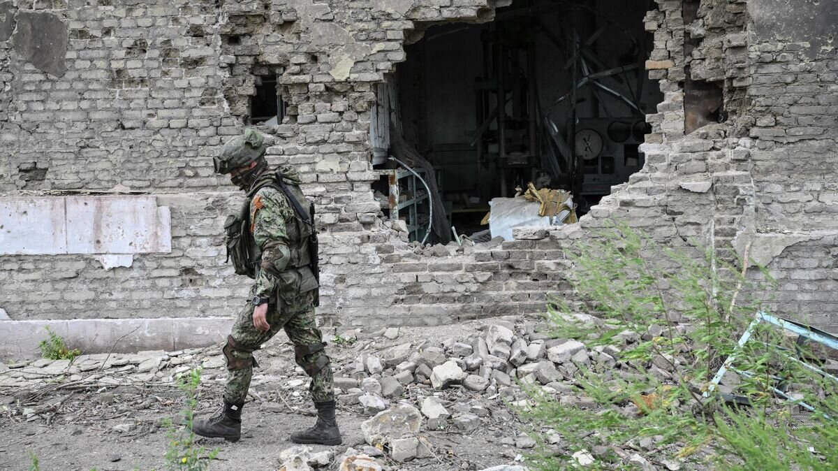    Военнослужащий Международного противоминного центра Вооруженных сил РФ проводит разминирование территории завода "Азовмаш" в Мариуполе© РИА Новости / Илья Питалев