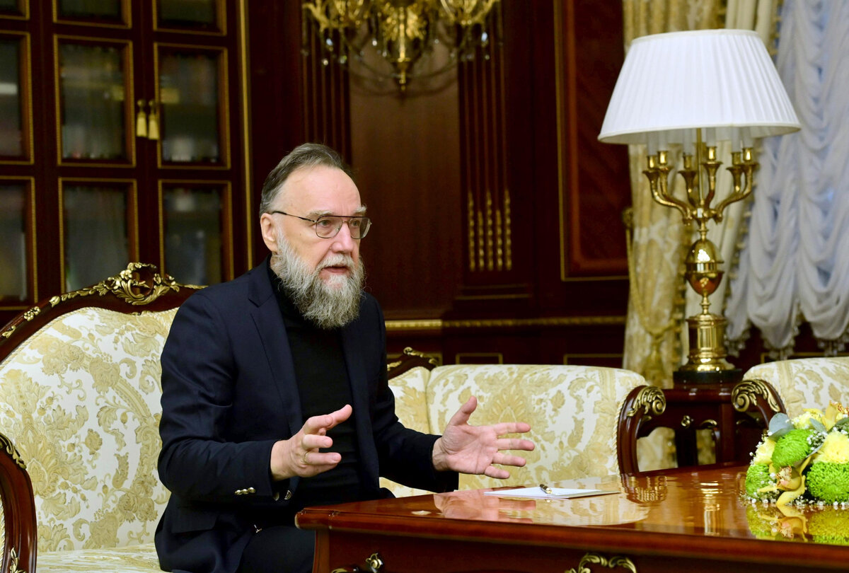 Президент Беларуси, по мнению философа и общественного деятеля, является не только белорусским, но и российским лидером, потому что есть альянс Путин-Лукашенко, а в исторических альянсах, как известно, нет подчинения и вассалитета