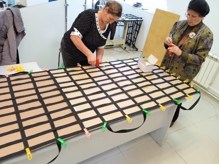    В Оренбурге волонтеры шьют тактические носилки для участников спецоперации Елена Шкатова