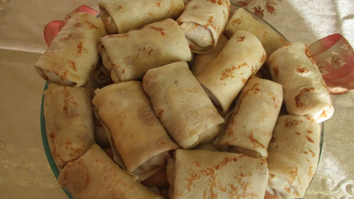  Блины по этому рецепту всегда получаются тоненькими, с мелкими дырочками и очень вкусными. Их можно готовить с любыми начинками- сладкими, мясными, рыбными, грибными. Очень удобно сразу выпекать много и часть замораживать, использовать как дежурное блюдо. Просто по необходимости обжаривать на сковородке и подавать в нужное время к столу. Я сегодня приготовлю блины с начинкой из мяса