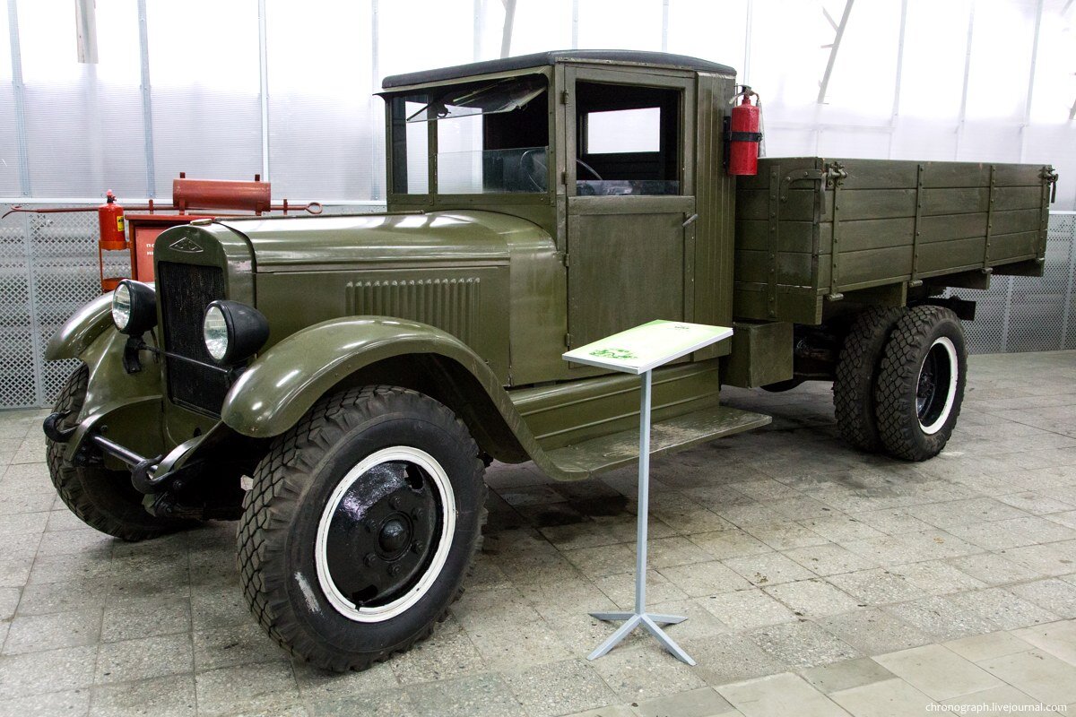 А это - ЗИС-5В. С деревянной кабиной, приводом тормозов только на заднюю ось. А у версии военных годов выпуска - ещё и прямоугольные крылья и одна фара, левая. 
