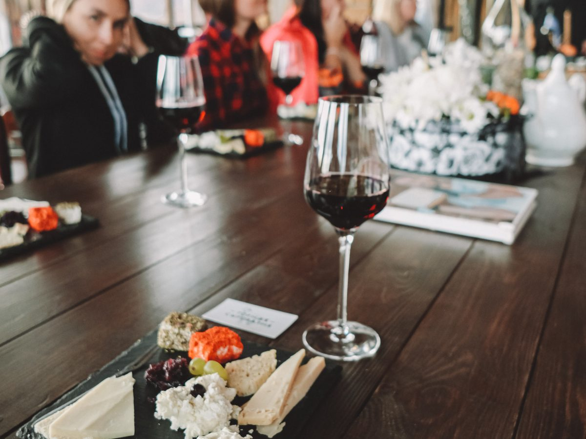 Авторский сыр и вино под джазовый аккомпанемент