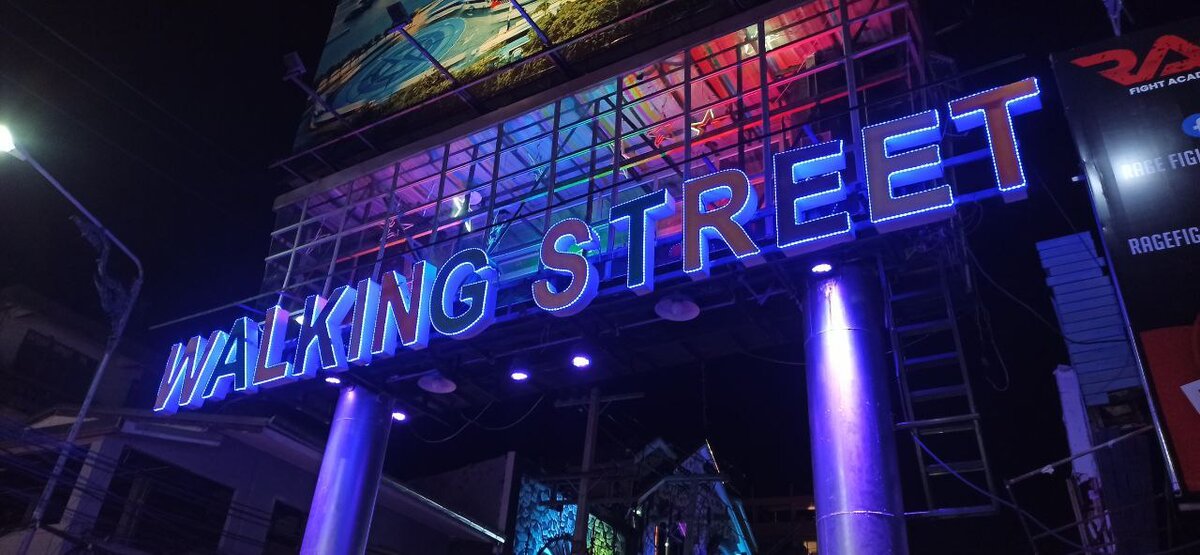 На входе в Walking street в Паттайе 2022 горит вот такая вывеска. Зовет в гнездо разврата)