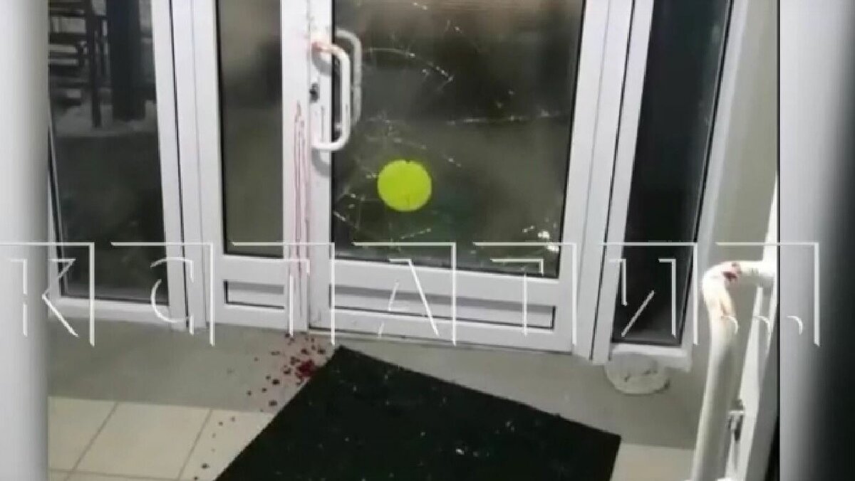     Вандалы жестко избили жителя Нижнего Новгорода и его семью после замечания. Пострадавшие госпитализированы. Об этом сообщается в сюжете телепрограммы «Кстати».