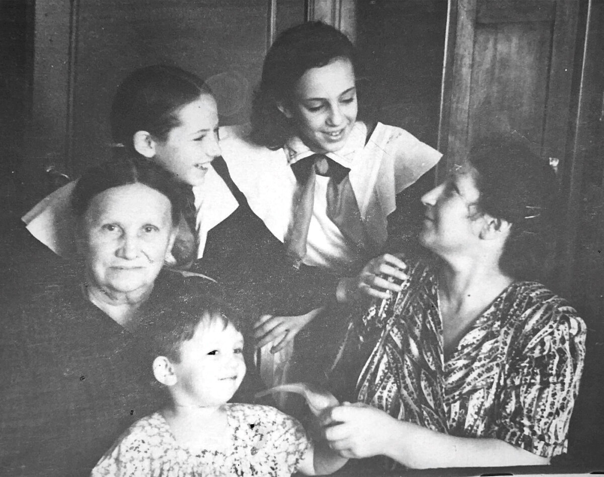 Люба (справа) со свекровью и дочерьми