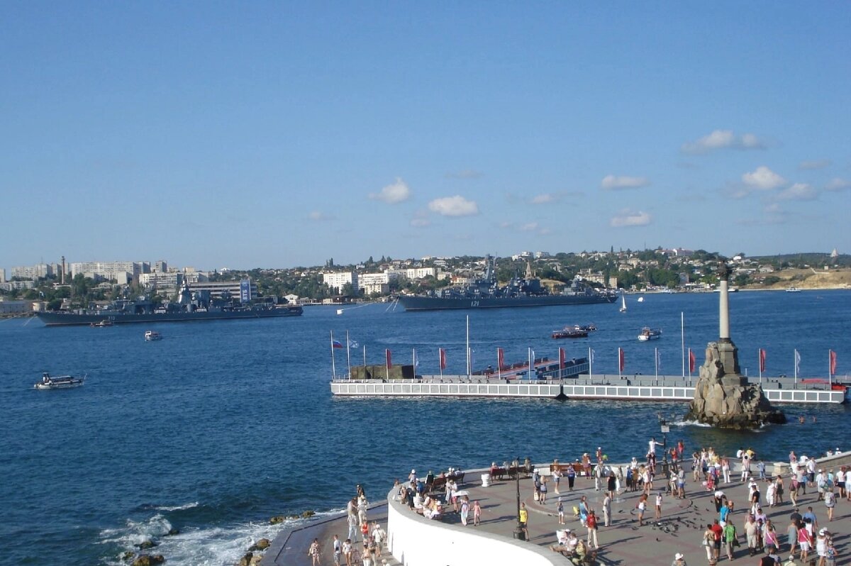 Набережная в Севастополе. 