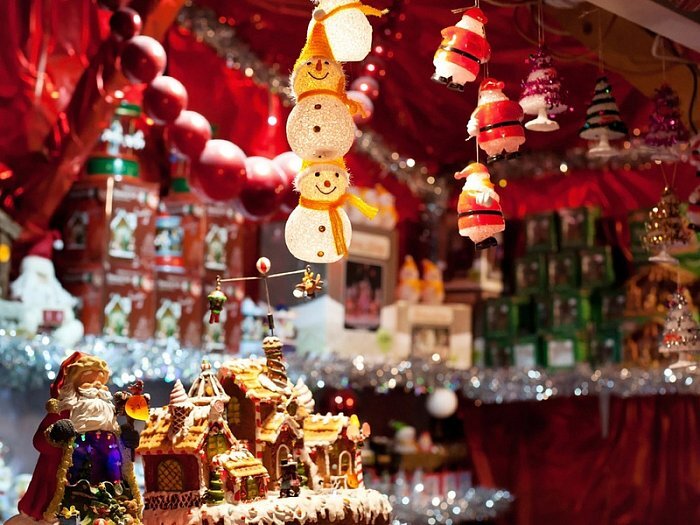 Новый год и Рождество – лучшие и долгожданные поводы, чтобы дарить и получать подарки. Традиция рождественских базаров известна в Европе несколько веков. На ярмарки в Санкт-Петербурге, открывающиеся уже в начале декабря, привозят товары из всех уголков света, чтобы петербуржцы и приезжие смогли увидеть и по желанию приобрести по доступной цене понравившийся подарок или вещь, идеально подходящую к остальному новогоднему декору. Именно на них каждый сможет ощутить приближение Рождества и почувствовать дух Нового года, отдохнуть на веселых спектаклях, развлекательных программах, световых шоу и даже на бесплатных катках. А в 2023 году ярмарок в столице Севера будет в два раза больше, чем в прошлом году! Какие же из них стоит выделить? 
Манежная площадь
Эта ярмарка займёт не только собственно Манежную площадь, но и примыкающие к ней улицы – Кленовую и Малую Садовую. Она начнёт работу в первых числах декабря 2022 г., и продлится до середины первого месяца следующего года. На это время отмеченная территория перейдёт под управление Деда Мороза, которому будут помогать персонажи новогодних сказок – Снегурочка, все двенадцать Месяцев, и, даже, перевоспитанная Баба Яга.
В сказочных домиках и павильонах, расположенных вокруг большой ёлки, и украшенных гирляндами, будет развёрнута продажа региональных продовольственных товаров к новогоднему столу, праздничных сувениров и предметов. Стена Михайловского манежа станет экраном светомузыкального шоу. Всё это время будет функционировать бесплатный каток. Аренда коньков в «Домике ремёсел» обойдётся в 100–200 руб. К услугам проголодавшихся посетителей ярмарки – кафе с претенциозным названием «Кухня народов мира».
Улица Малая Конюшенная
Те же полтора месяца пространство напротив Казанского собора будет озарено «Северным сиянием». Так именуется традиционная ярмарка. Пешеходная зона за историческим зданием компании «Зингер», известным также как «Дом книги», будет декорирована разноцветными лампочками.
На «Книжной улице» посетителей будут ждать писатели, чьи произведения (без торговой наценки!) будут доступны на специально развёрнутых книжных развалах. В развлекательной зоне будет звучать танцевальная музыка, а в торговой – продаваться новогодние угощения и сувениры. Предусматриваются театральные представления для взрослых и детей «Рождественские встречи», новогодние конкурсы и викторины с вручением призов. Воспользуйтесь также открытками на Рождество Христово в 2023 году на нашем сайте здесь.

Елагин остров
Эта ярмарка, в отличие от вышеописанных, начинается и завершается позднее, занимая период с середины декабря до конца января. Она развёрнута на обширной территории ЦПКиО. Катанием на лыжах, санях и коньках посетителей парка не удивишь. К традиционным развлечениям добавятся праздничные. В украшенных гирляндами торговых лавках будут продавать ёлочные игрушки, тёплые вязаные изделия, авторские сувениры, мёд десятков сортов. Культурная программа будет включать: выступления популярных артистов; театральные постановки; разнообразные конкурсы и другие развлечения.

Остров «Новая Голландия»
Традиционная ярмарка на острове «Новая Голландия» функционирует в период с 18 декабря по 9 января. Она дислоцируется в двух местах: во дворе здания бывшей тюрьмы для моряков, прозванного «Бутылкой» за соответствующую форму; возле центрального входа исторического здания, известного как Кузня. Посетители могут приобрести новогодние товары, подкрепляя силы римской пиццей, чешскими десертами, еврейскими пончиками, индийской тестом с начинкой.

Торговые и выставочные центры
В декабре – январе собственные ярмарки организуют и петербургские торговые центры. Нарядная новогодняя ёлка – непременный атрибут каждого из них. «Галерея», «Дом Ленинградской торговли, «Сити Молл», «Лондон Молл», «Радуга» – все они постараются удивить своих посетителей. Не останутся в стороне и «Мастерские Деда Мороза» с новогодними украшениями разных стран. Рождественские ёлки устанавливаются и во многих экспозиционных центрах. В «Экспофоруме» запланирована выставка-ярмарка «Новогодний подарок» с широким выбором украшений, игрушек, меховых и кожаных изделий. А начало положит Дед Мороз, встречающий каждого посетителя с приятным символическим подарком. Найти красивые зимние вещи по интересным ценам гости Питера смогут, посетив ярмарку «Нужные вещи к зиме», которая каждый год начинает свою работу в залах выставочного центра «Евразия» с первых дней ноября месяца. Там же, но с начала декабря можно будет купить презенты «под елочку», посетив ярмарку «Подарки к Новому 2023 году».
Путешествуйте вместе с апартаментами «Толстой Сквер», мы расскажем вам о всех новинках нашего города, также подарим вам скидку на размещение.
С нами выгодно!

#noirapart #tolstoisquare #апартаменты #гостиница #новыйгод  #спб #питер #санкт-петербург #туризм #отдых #путешествие
