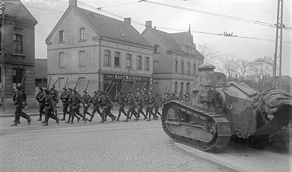 Оккупация Рура. Французские горнострелковые войска на танке Renault FT-17, 1923 год