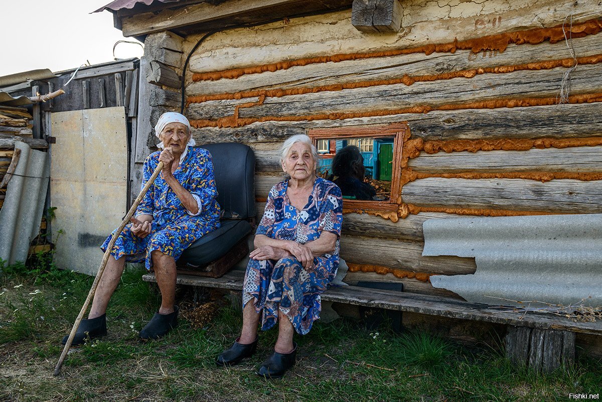 Сколько старухи живут. Бабушка в деревне. Бабушка в деревенском доме. Бабушка в селе. Старушка в деревне.