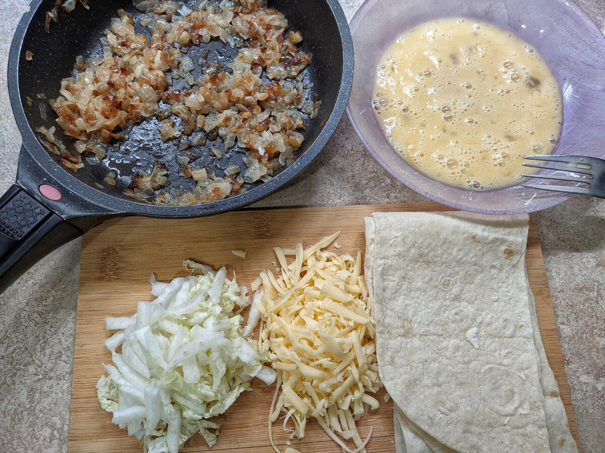 Начинку измельчить, яйцо взбить вилкой