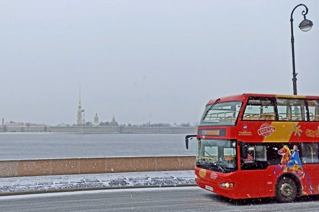    Сколько туристов приехало в Петербург в 2022 году?