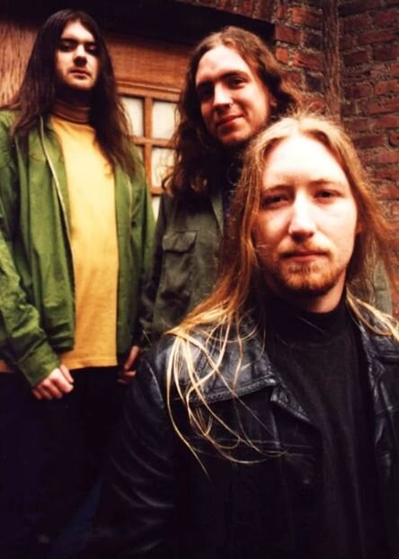 Костяк шведской рок-группы Lake of Tears в 90-е годы. Слева направо: Daniel Brennare - vocal, guitar; Johan Oudhuis - drums; Mikael Larsson - bass 