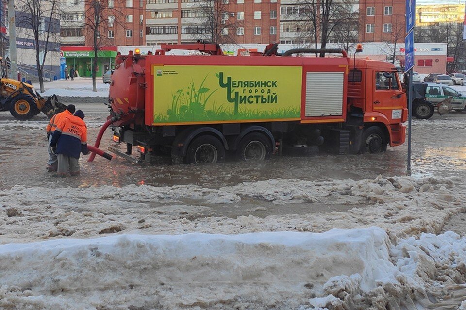     Рабочим пришлось по колено зайти в воду Сергей СОТНИКОВ